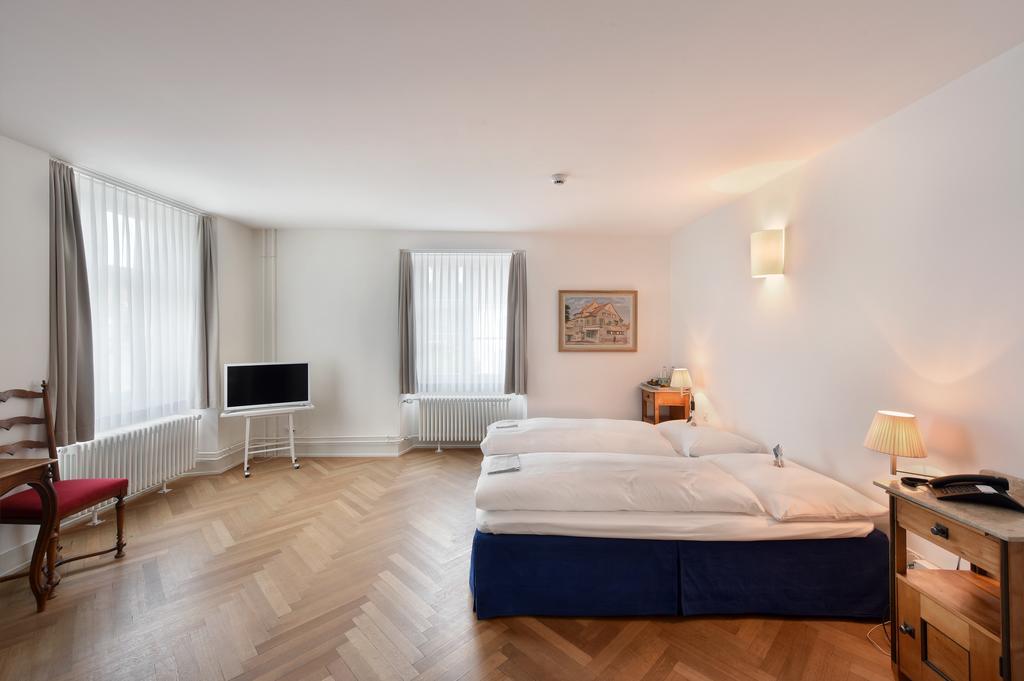 Binningen Hotel Im Schlosspark מראה חיצוני תמונה